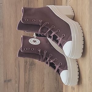 Converse Boots Brand new in the box no lid.